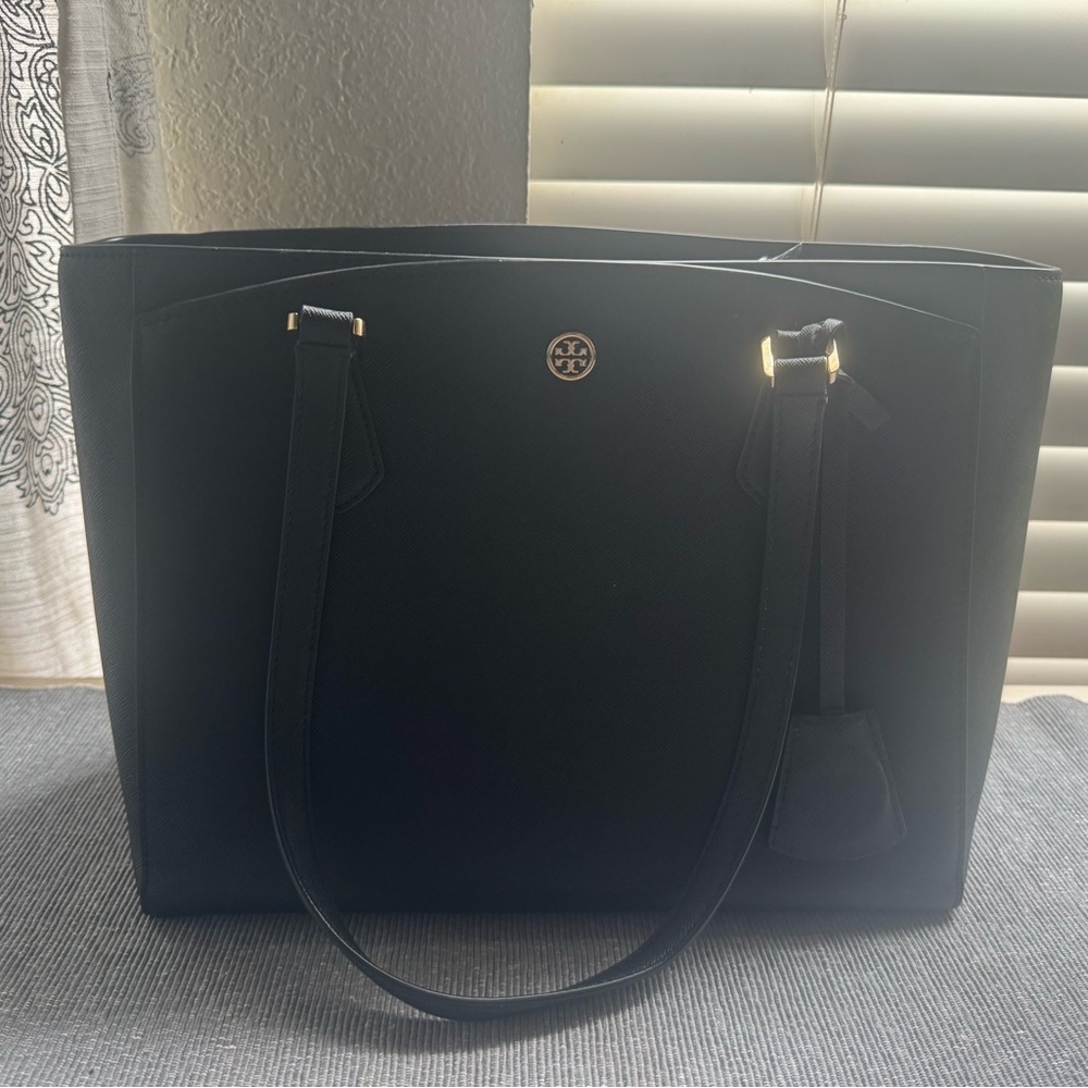 TORY BURCH Robinson Leather Tote. Black.